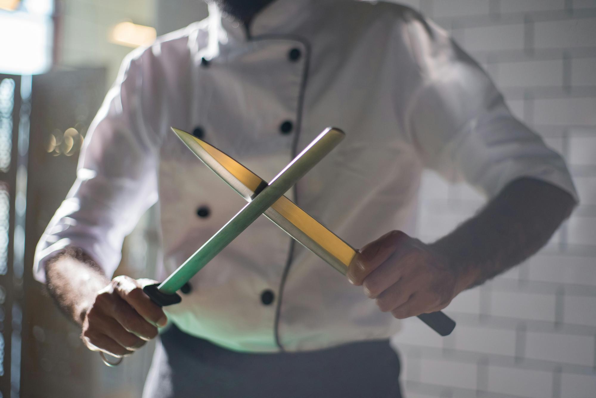 Chef pokazujący technikę siekania